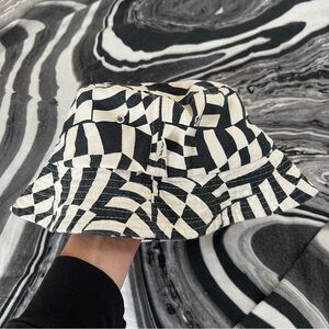 wavy checkered bucket hat ☆ NWOT